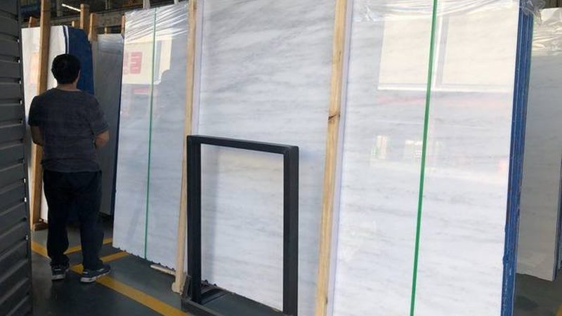 透光石与亚克力板：材质差异与适用场景解析